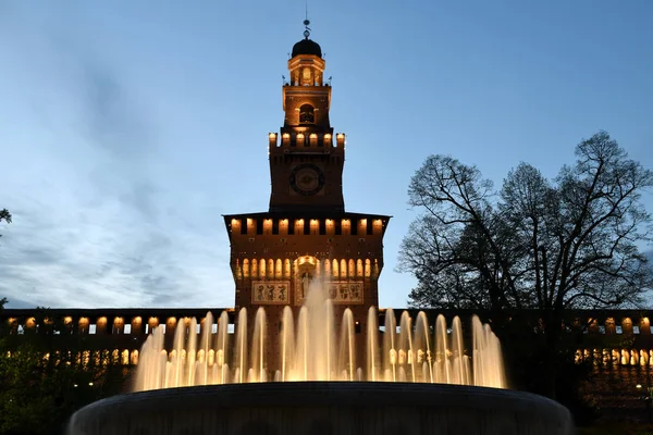 A Sforza kastély vagy a Castello Sforzesco Európa egyik legnagyobb fellegvára — Stock Fotó