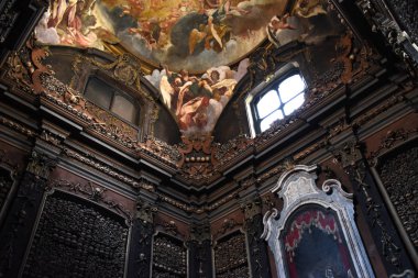 San Bernardino Alle Ossa Kilisesi Iç görünümü