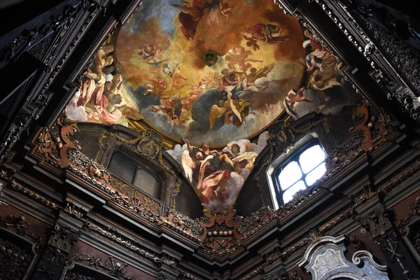 Vista interior da Igreja de San Bernardino alle Ossa — Fotografia de Stock