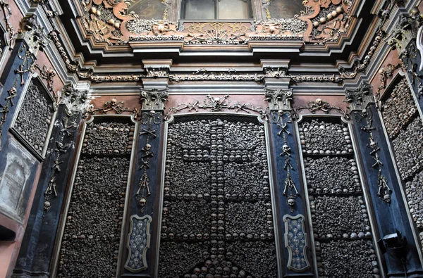 Veduta interna della Chiesa di San Bernardino alle Ossa — Foto Stock