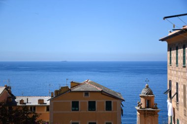 Cityscape ve küçük balıkçı köyü ve turizm beldesi Camogli, İtalya plaj fotoğrafları