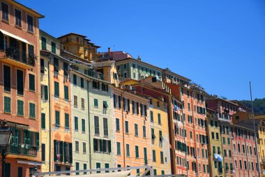 Cityscape ve küçük balıkçı köyü ve turizm beldesi Camogli, İtalya plaj fotoğrafları