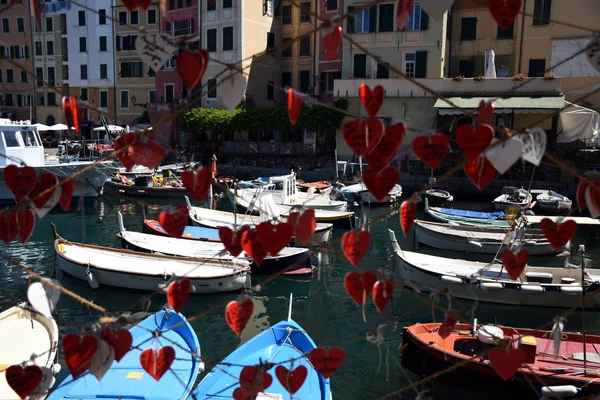 Paysage urbain et plage photos du petit village de pêcheurs et station touristique en Italie — Photo