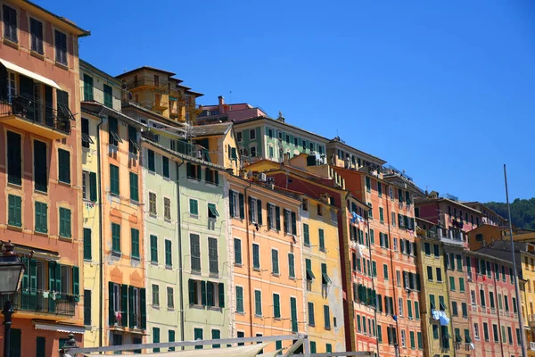 Paisagem e praia fotos da pequena vila piscatória e resort turístico Camogli, Itália — Fotografia de Stock