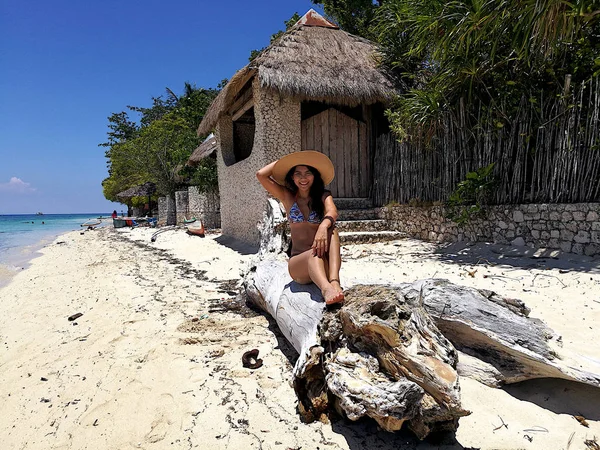 Hermosa y sexy tailandesa morena bronceada chica en bikini en las Filipinas — Foto de Stock