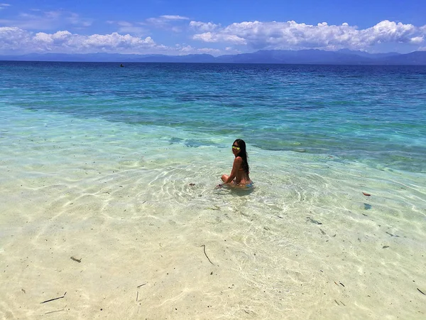 Gyönyörű és szexi thai barna cserzett lány bikini a Fülöp-szigeteken — Stock Fotó
