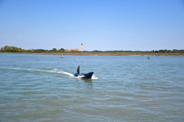 Burano Italia Julio 2019 Pescador Regresando Lancha Pequeña — Foto de Stock