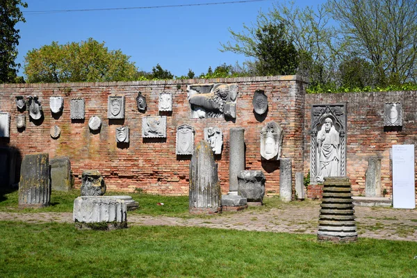 Torcello Aprile 2019 Artefatti Sul Muro Mattoni Chiesa Santa Fosca — Foto Stock