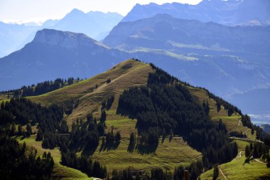 Rigi Kulm 'un tepesinden karlı dağ tepeleri, İsviçre' deki Rigi Dağı 'nın tepelerinden panoramik manzara ve dağ sıraları 