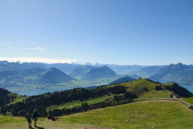 Arth, İsviçre - 29 Eylül 2019: Rigi Kulm 'un tepesinden panoramik manzara dağ sıraları ve arka planda karlı dağ zirveleriyle yürüyen insanların manzarası, Rigi Dağı 