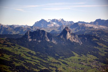 Rigi Kulm 'un tepesinden karlı dağ tepeleri, İsviçre' deki Rigi Dağı 'nın tepelerinden panoramik manzara ve dağ sıraları 