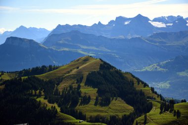 Rigi Kulm 'un tepesinden karlı dağ tepeleri, İsviçre' deki Rigi Dağı 'nın tepelerinden panoramik manzara ve dağ sıraları 