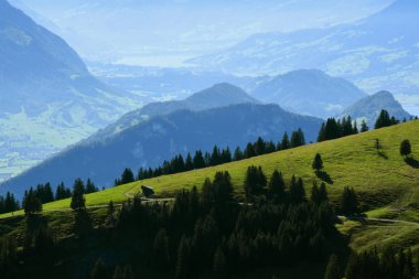 Rigi Kulm 'un tepesinden karlı dağ tepeleri, İsviçre' deki Rigi Dağı 'nın tepelerinden panoramik manzara ve dağ sıraları 