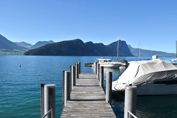 Vitznau Švýcarsko Září 2019 Dřevěné Molo Výhledem Jezero Lucerne Plachetnice — Stock fotografie