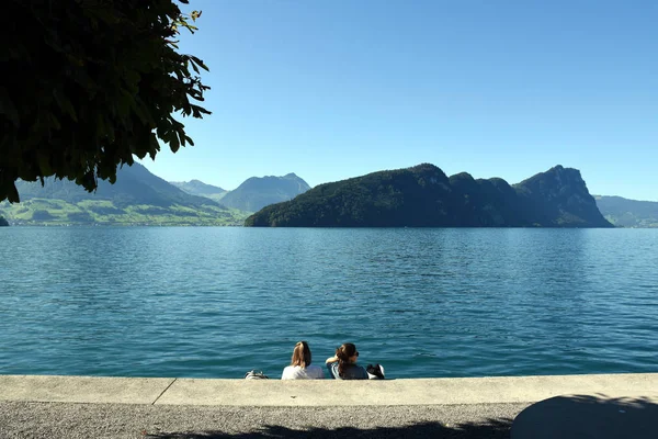 Vitznau Švýcarsko Září 2019 Dvě Dívky Opalují Užívají Slunečních Paprsků — Stock fotografie