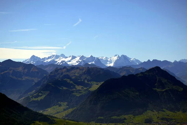 Vista Panorámica Del Paisaje Prados Cadenas Montañosas Con Picos Nevados — Foto de Stock