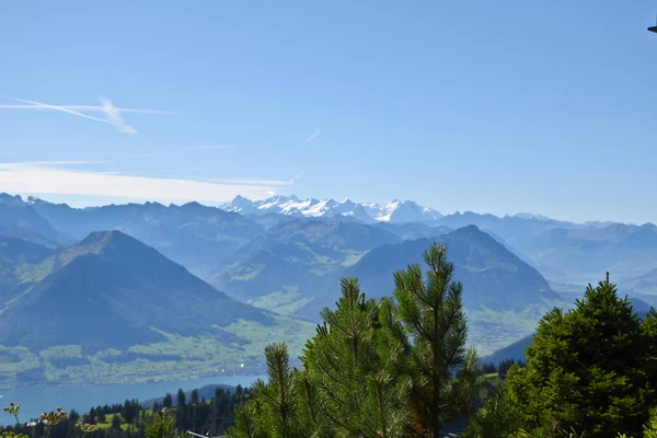 Panoramaudsigt Enge Bjergkæder Med Sneklædte Bjergtoppe Fra Toppen Rigi Kulm - Stock-foto