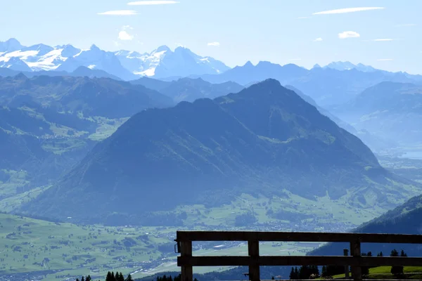 Panoramablick Auf Wiesen Und Gebirgszüge Mit Schneebedeckten Berggipfeln Vom Gipfel — Stockfoto