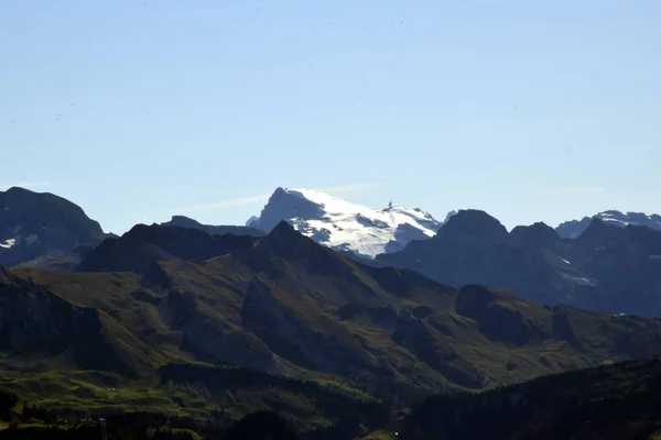 Vista Panorámica Del Paisaje Prados Cadenas Montañosas Con Picos Nevados — Foto de Stock