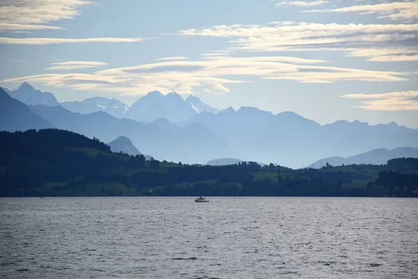 Krajina Pohled Jezero Zug Kajaky Plovoucí Vodě Pohoří Rooterberg Pozadí — Stock fotografie