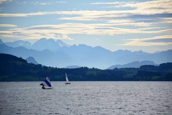 Krajina Pohled Jezero Zug Kajaky Plovoucí Vodě Pohoří Rooterberg Pozadí — Stock fotografie
