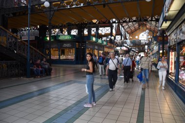 Budapeşte, Macaristan 04.26.2019: Budapeşte 'deki Büyük Pazar Salonu 1897 yılında inşa edildi ve tüm Budapeşte pazarlarının en güzel ve en büyüğü.