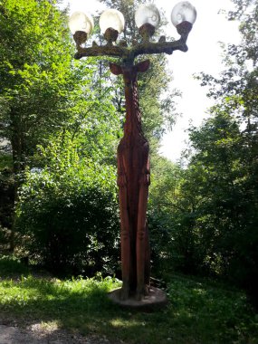 Bir zürafa Uetliberg dağının zirvesine çıkan yürüyüş rotasında lamba şeklindeydi.