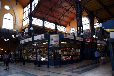 Budapeşte, Macaristan 04.26.2019: Budapeşte 'deki Büyük Pazar Salonu 1897 yılında inşa edildi ve tüm Budapeşte pazarlarının en güzel ve en büyüğü.