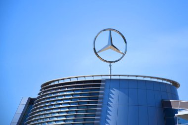 Mercedes-Benz üç köşeli yıldız logosu