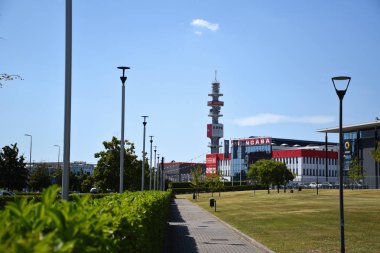 Milan, İtalya, 08.04.2019: Telekom Italia kulesi Merbag 'in genel merkez binasının yanında - Milano' nun ilk Akıllı Bölgesi olan Yukarı Milano 'daki resmi Mercedes-Benz bayiliği
