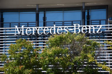 Milan, İtalya, 08.04.2019: Merbag 'in genel merkez binasının Mercedes Benz Logosu - Milano' nun ilk akıllı bölgesi olan Yukarı Milano 'daki resmi Mercedes-Benz bayiliği
