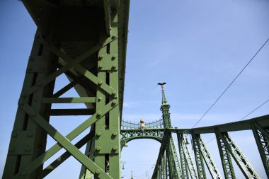 Budapeşte, Macaristan, 04.24.2019: Macaristan 'ın başkentinde bulunan ünlü yeşil Özgürlük Köprüsü, Tuna Nehri üzerindeki Özgürlük Köprüsü. Bu köprü en güneydeki üçüncü köprüdür.