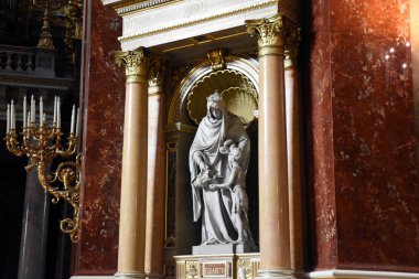 Budapeşte, Macaristan 04.24.2019: Macaristan 'ın Szent Istvan bazilikasındaki güzel Aziz Stephen Bazilikası. Bazilika adını Macaristan 'ın ilk kralı Stephen' dan alır.