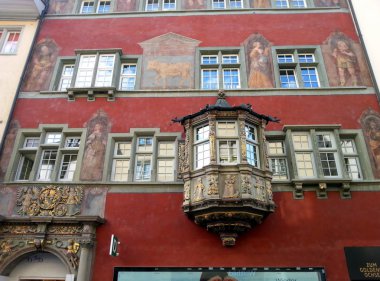 Schaffhausen, İsviçre 08.18.2018: Altın Öküz Evi cephedeki freskler binanın sembolü olarak altın bir öküz ve Babil tarihinden sahneler gösteriyordu.