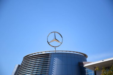Mercedes-Benz üç köşeli yıldız logosu