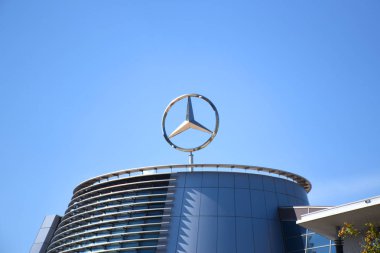 Mercedes-Benz üç köşeli yıldız logosu