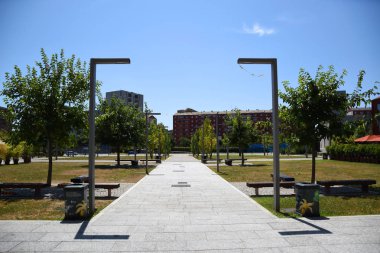 Milan, İtalya, 08.04.2019: Açık park, Milano 'nun çarpıcı, güzel ve yeni Uptown' unda, Toplum Binası 'nın garip sütunlarıyla. Milan 'ın ilk Smart District' i.
