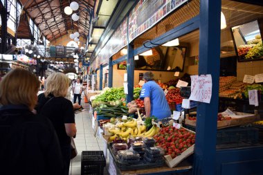 Budapeşte, Macaristan 04.26.2019: Budapeşte 'deki Büyük Pazar Salonu 1897 yılında inşa edildi ve tüm Budapeşte pazarlarının en güzel ve en büyüğü.