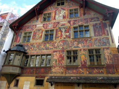 Schaffhausen, İsviçre 08.16.2018: The House of the Knight burjuva evi, muhtemelen Alman Rönesansı 'nın sonunun en önemli freskleri olan tarihi bir yapı.
