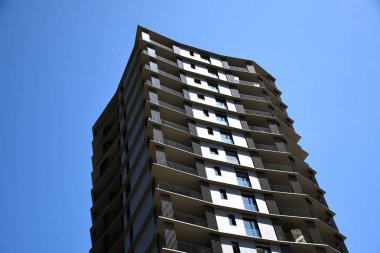 Milan, İtalya, 08.04.2019: Milano 'da muhteşem, güzel ve yeni Uptown' da büyük parkları ve çiçekleri olan yeni inşa edilmiş ya da inşa edilmiş konut binaları. Milan 'ın ilk Smart District' i.