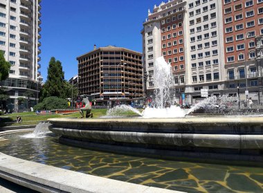 Madrid, İspanya 07.10. 2017: Sıcak bir yaz gününde İspanya Meydanı 'ndaki çeşme
