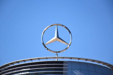 Mercedes-Benz üç köşeli yıldız logosu