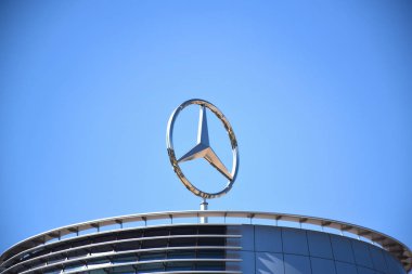 Mercedes-Benz üç köşeli yıldız logosu