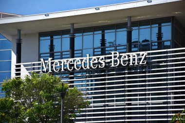 Milan, İtalya, 08.04.2019: Merbag 'in genel merkez binasının Mercedes Benz Logosu - Milano' nun ilk akıllı bölgesi olan Yukarı Milano 'daki resmi Mercedes-Benz bayiliği