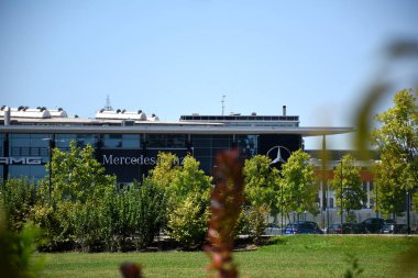Milan, İtalya, 08.04.2019: Merbag merkez binası - Milano 'nun ilk Smart District' i olan Uptown 'da resmi Mercedes-Benz bayiliği