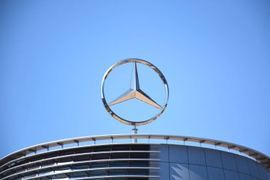 Mercedes-Benz üç köşeli yıldız logosu