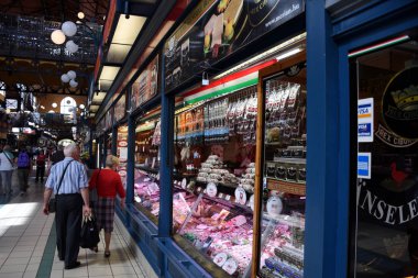 Budapeşte, Macaristan 04.26.2019: Budapeşte 'deki Büyük Pazar Salonu 1897 yılında inşa edildi ve tüm Budapeşte pazarlarının en güzel ve en büyüğü.