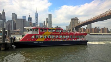 New York, Usa 08.16.2018: Arka planda Brooklyn Köprüsü ve Manhattan ile birlikte Dumbo, Bbp Rıhtımı 1 'den ayrılacak.