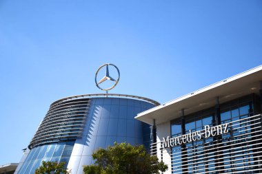 Milan, İtalya, 08.04.2019: Merbag merkez binası - Milano 'nun ilk Smart District' i olan Uptown 'da resmi Mercedes-Benz bayiliği