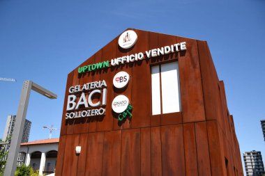 Milano, İtalya, 08.04.2019: Büyüleyici, güzel ve yeni Uptown Milan 'da ünlü, geleneksel, İtalyan (Sicilya) dondurma dükkanı. Milan 'ın ilk Smart District' i.